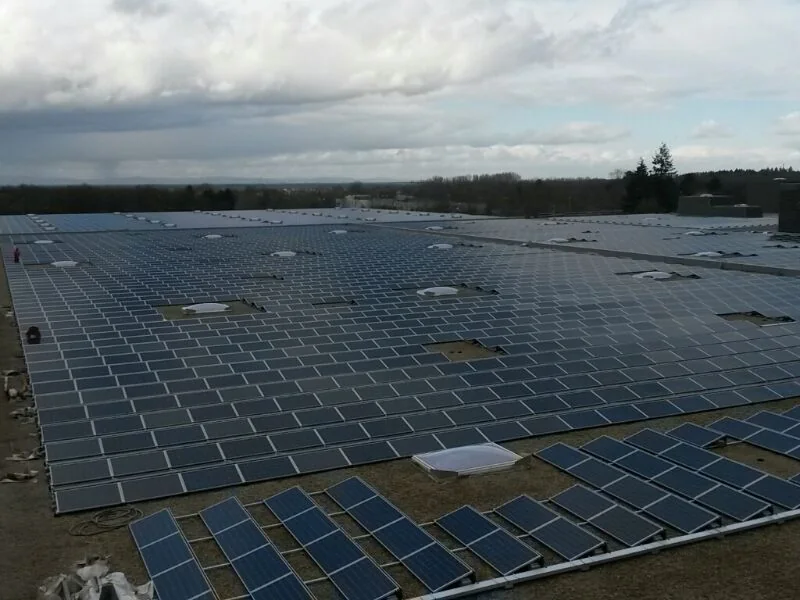 Von Ender-Elektrotechnik errichtete PV-Anlage auf einem großen Flachdach mit aufgeständerten Modulreihen